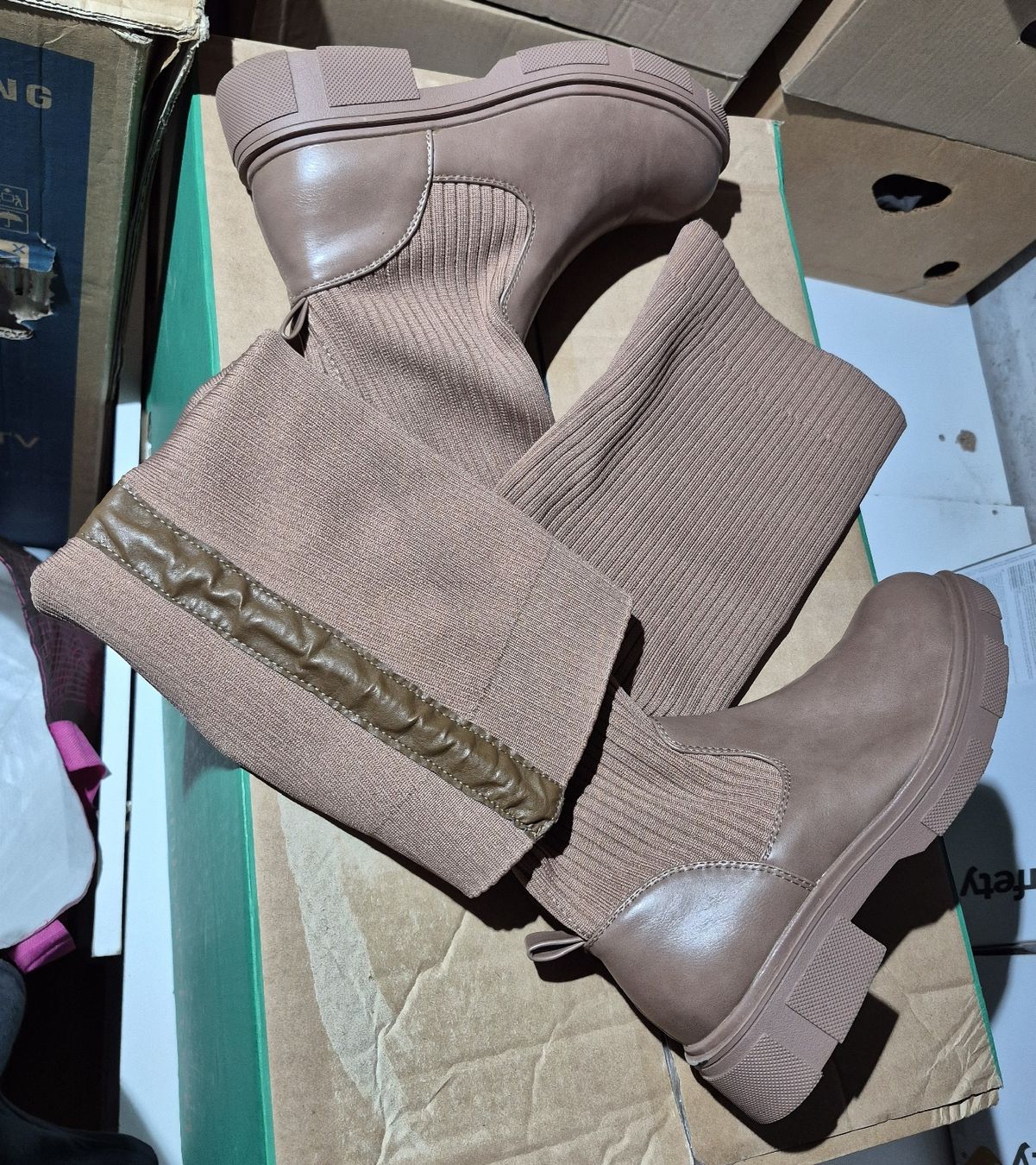 Damenschuhe: Elastische Stiefel am Bein – Neu (gemäss Beschreibung) aus Wislikofen von Ana.Gomes 2