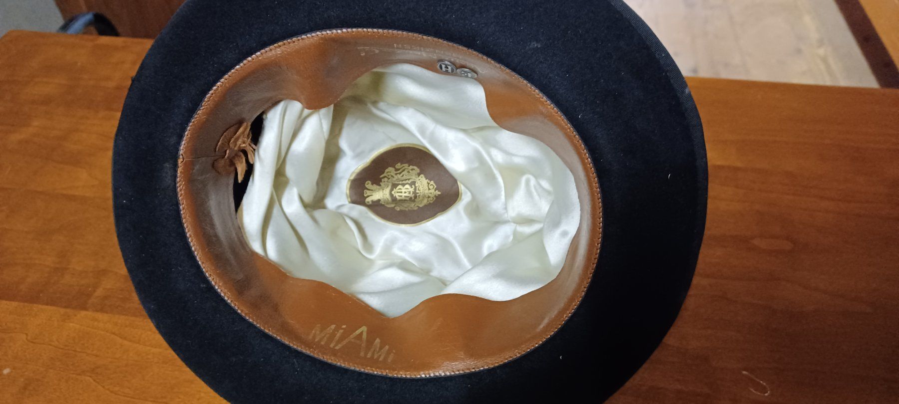 Copricapi, berretti & cappellini: Antiker Bowler – Usato da Menziken venduto da Nikkimcanton