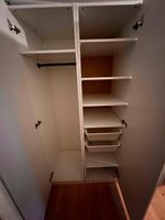 Kleiderschrank weiss mit Tablaren und Kleiderstange