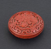 Alte kleine chinesische Rotlackdose