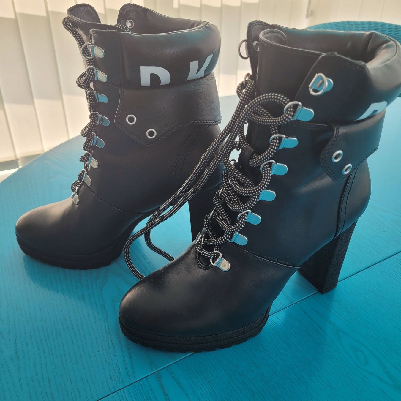 DKNY Chaussures femmes: DKNY  Stiefeletten Gr.39 – Neuf avec emballage d'origine à SCHÜBELBACH par CoKaHa