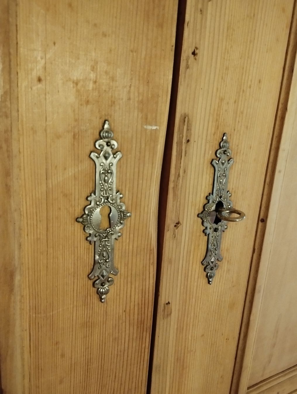 Armadi: Ancienne armoire sapin massif – Usato da Némiaz (Chamoson) venduto da Patoshi 3