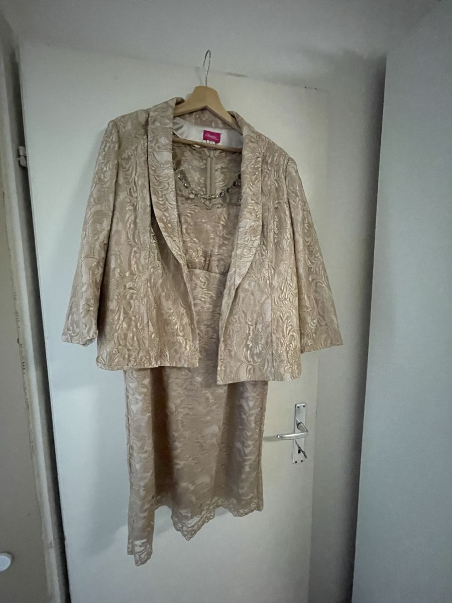 Costumi: Elegantes Spitzen-Kleid mit Jäckli Gr.46 – Usato da Ehrendingen venduto da torresuda98 2