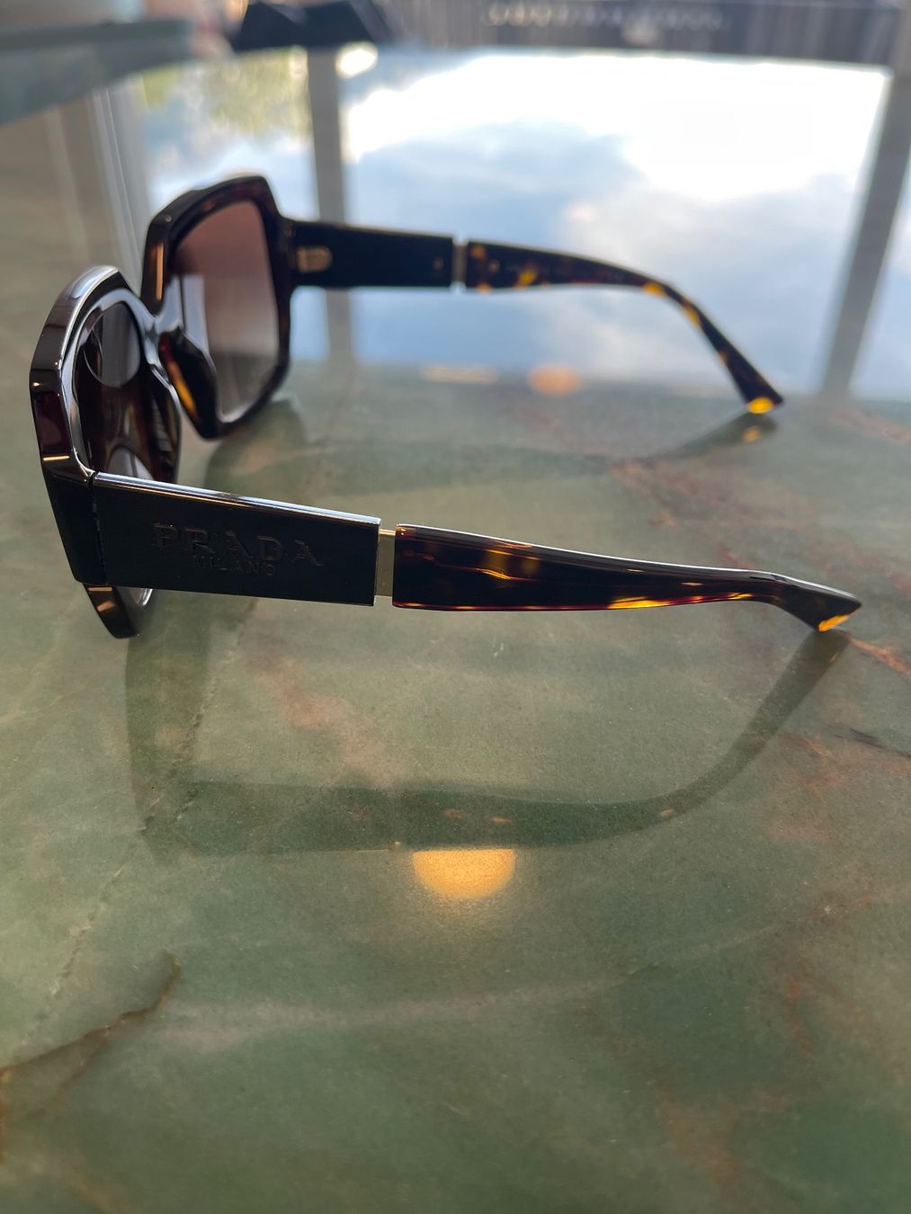 Prada Brillen & Gläser: Klassische Damen Sonnenbrille von Prada – Gebraucht aus Zizers von sarah_1987 3
