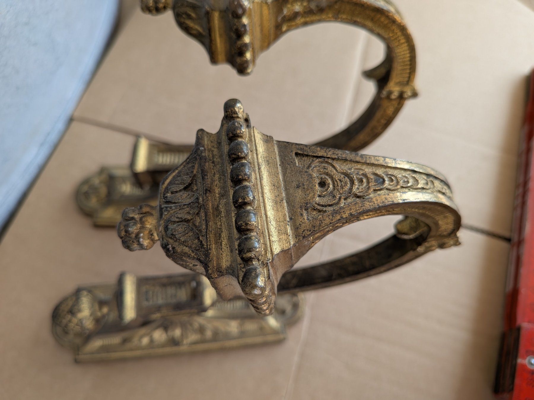 Sculture & Statue: 2 antike Bronze Vorhangstangenhalter oder Raffhalter – Usato da Emmen venduto da Brockofsky 2