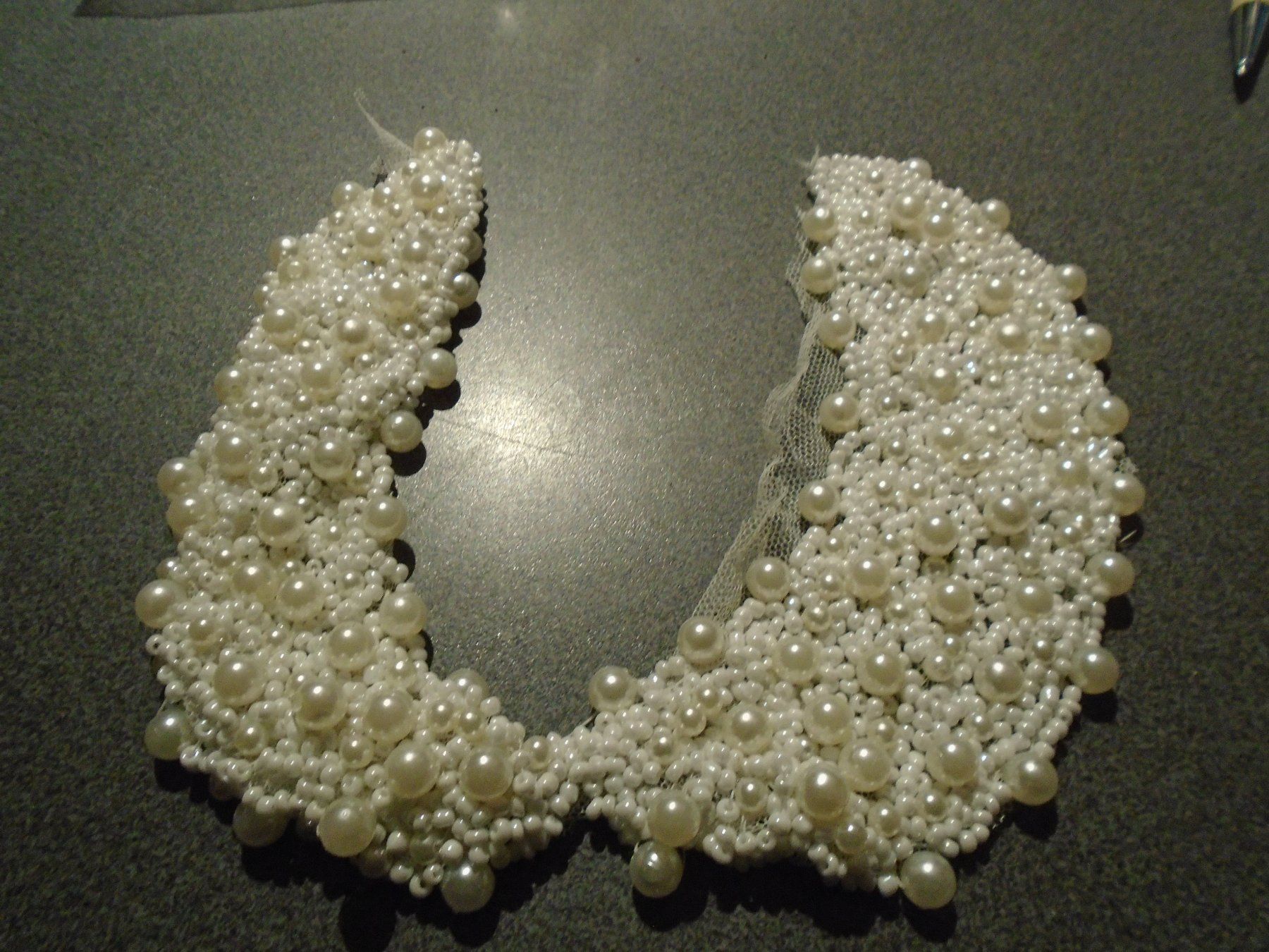 Perles (synthétiques): Ausschnitt aus Perlen, weiss – D'occasion à Zürich par abraxas1291