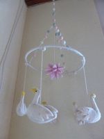 Mobile Baby mit Schwänen in Bastellfarben