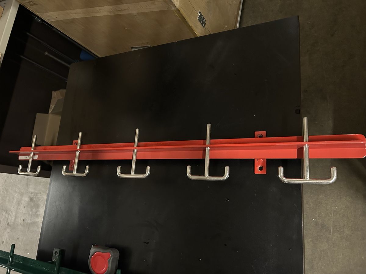Garderobe: Wandgarderobe rot silber – Gebraucht aus Villmergen von RosconiSystemsAG