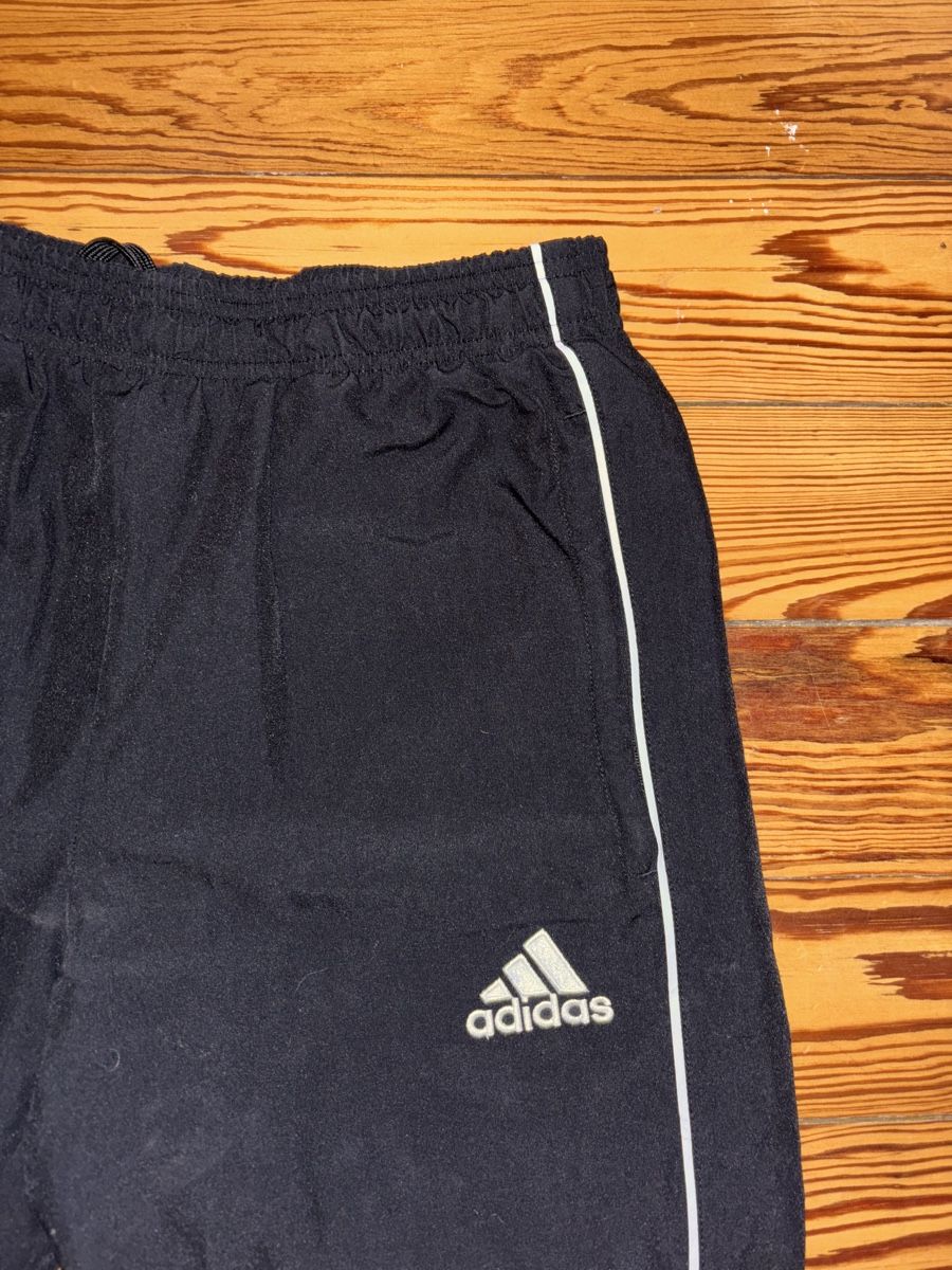 Adidas Pantaloni: Schwarze Adidas Trackpants Gr. S - – Usato da Ostermundigen venduto da emily.to