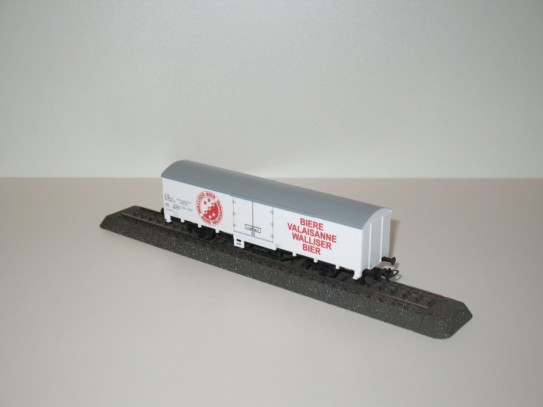 Piko Modellini di ferrovie: Bierwagen der SBB "Walliser Bier" in H0= von PIKO 57789 – Usato da Ettiswil venduto da Caapraibex 1