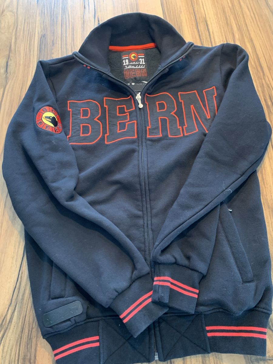 Giacche: SC Bern Trainerjacke schwarz rot Gr. XS – Usato da St.Gallen venduto da Ha-Ha
