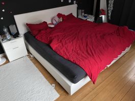 Grosses Doppelbett 200 x 200, Kunstleder weiss