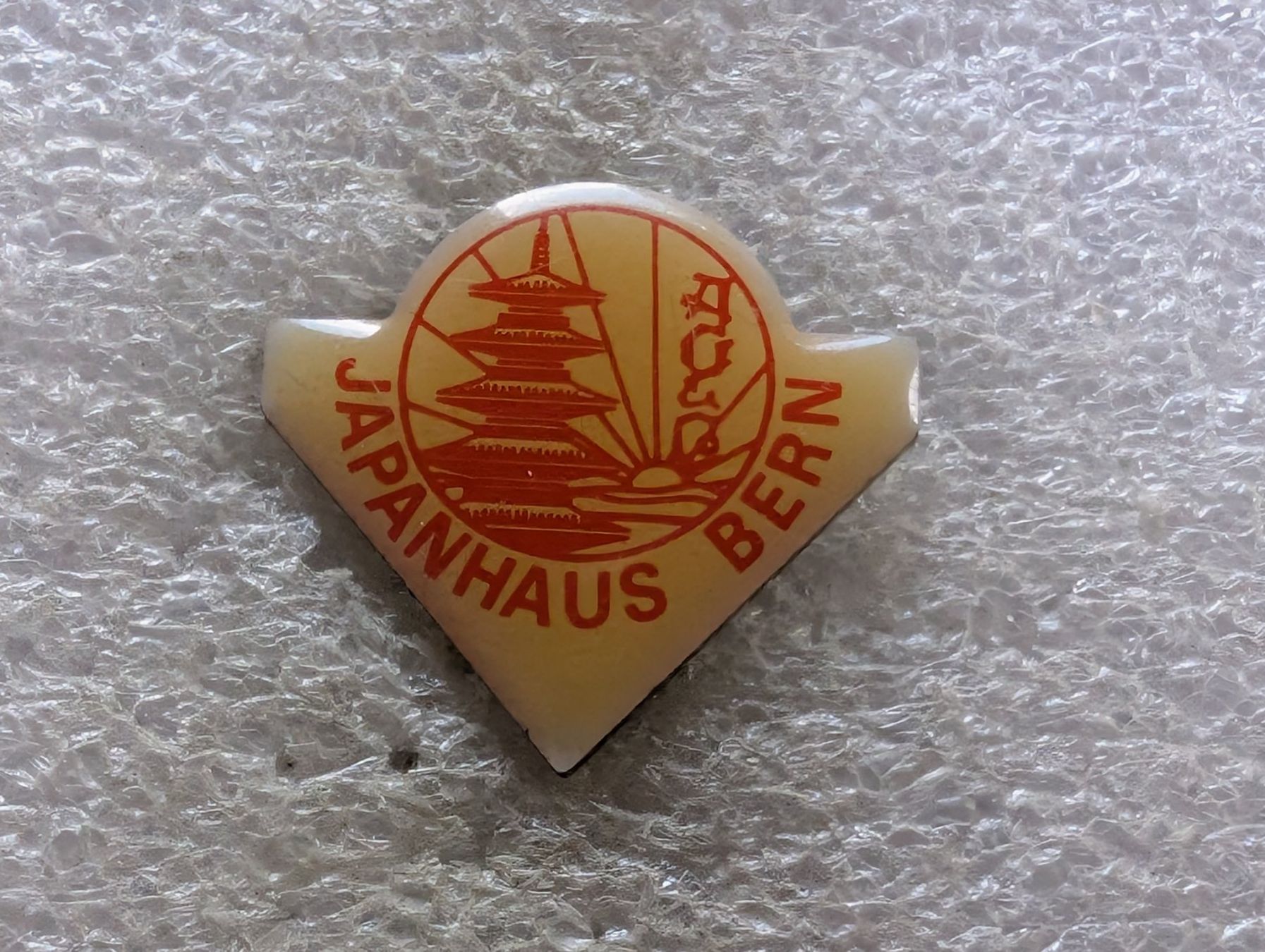 Plaketten & Abzeichen: Ansteckpin 199: Japanhaus Bern – Gebraucht aus Oppligen von Pin-Fall-Shop