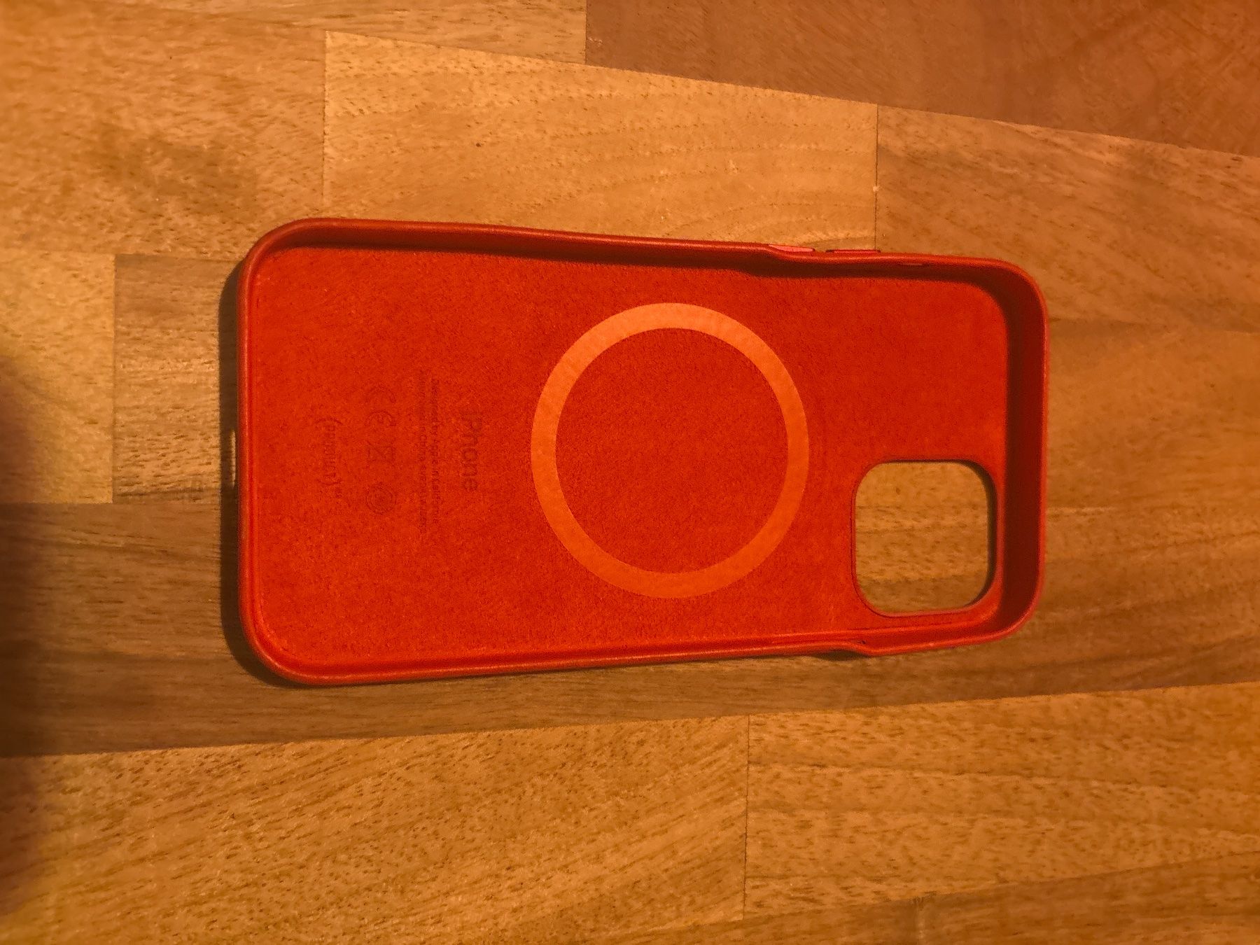 Apple Cover & Protezioni schermo: Apple Leder Case iPhone 12 Pro MagSafe rot mit Packung – Usato da Zürich venduto da DealQueen2000 2