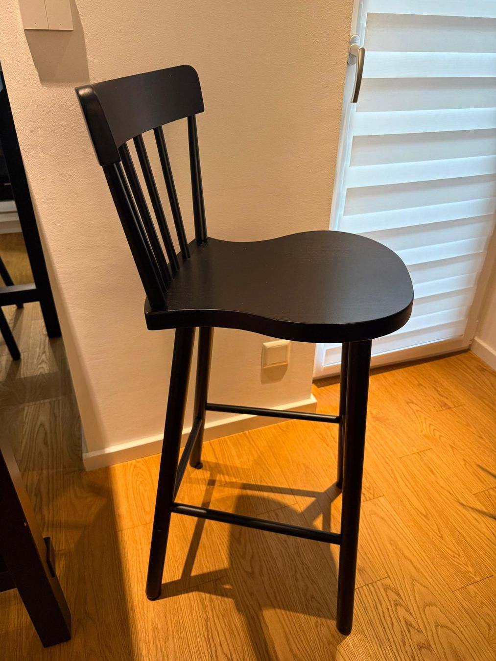 Ikea Set di tavolo e panche: Schwarzer Bartisch mit 4 Stühlen Küchenbar Esstisch – Usato da Windisch venduto da ama_pq2n 3