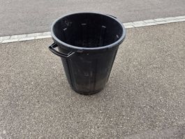 Grosse, robuste Tonne aus schwarzem Kunststoff 75L