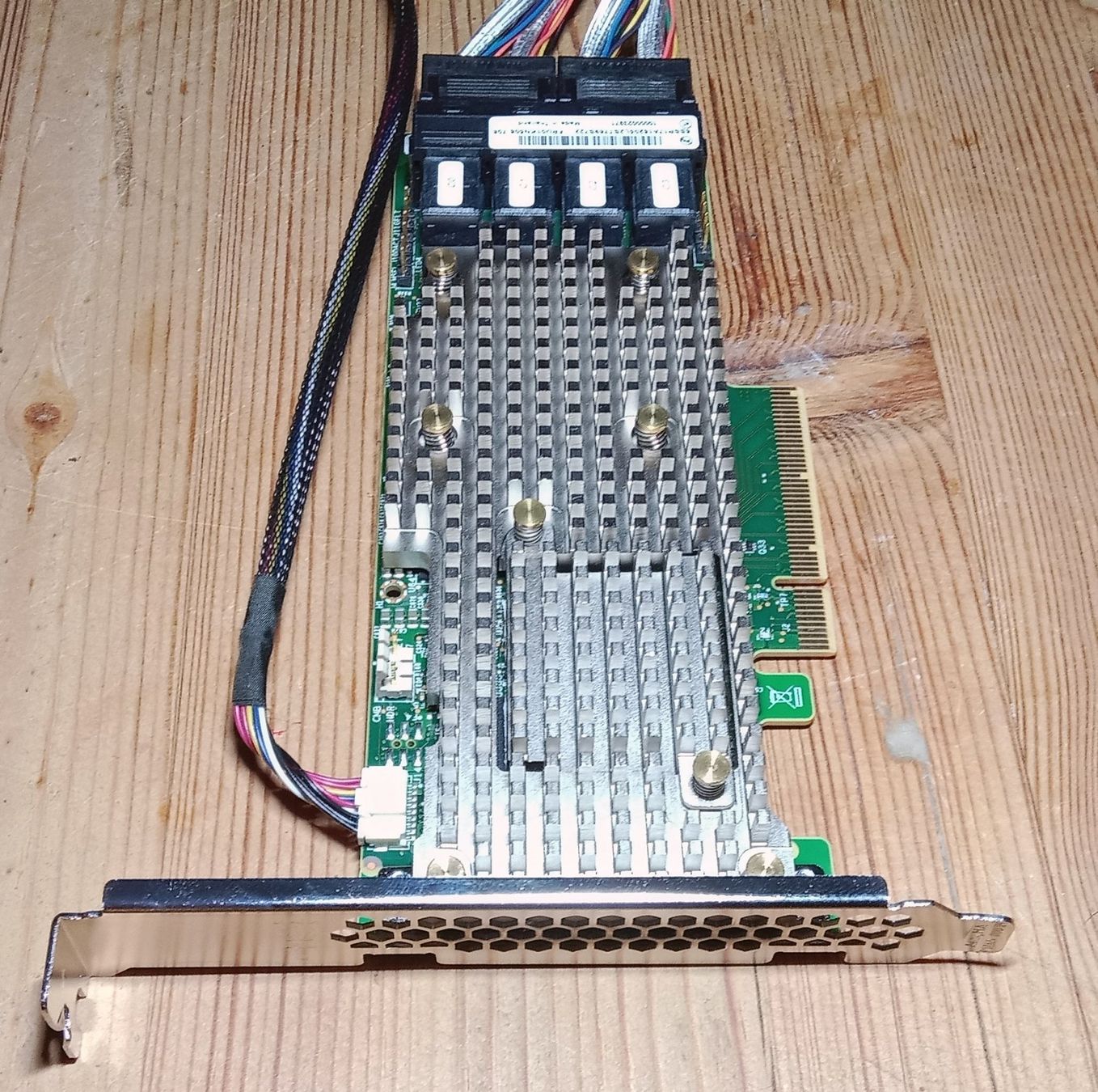 Lenovo Server: Lenovo 930-16i Raid Controller+Câbles et deux cartes HDD/SSD – Usato da Bern venduto da Dedonegro 3