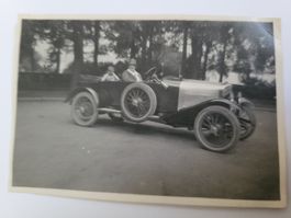 Historische Fotografie altes Auto mit Personen im Freien R35
