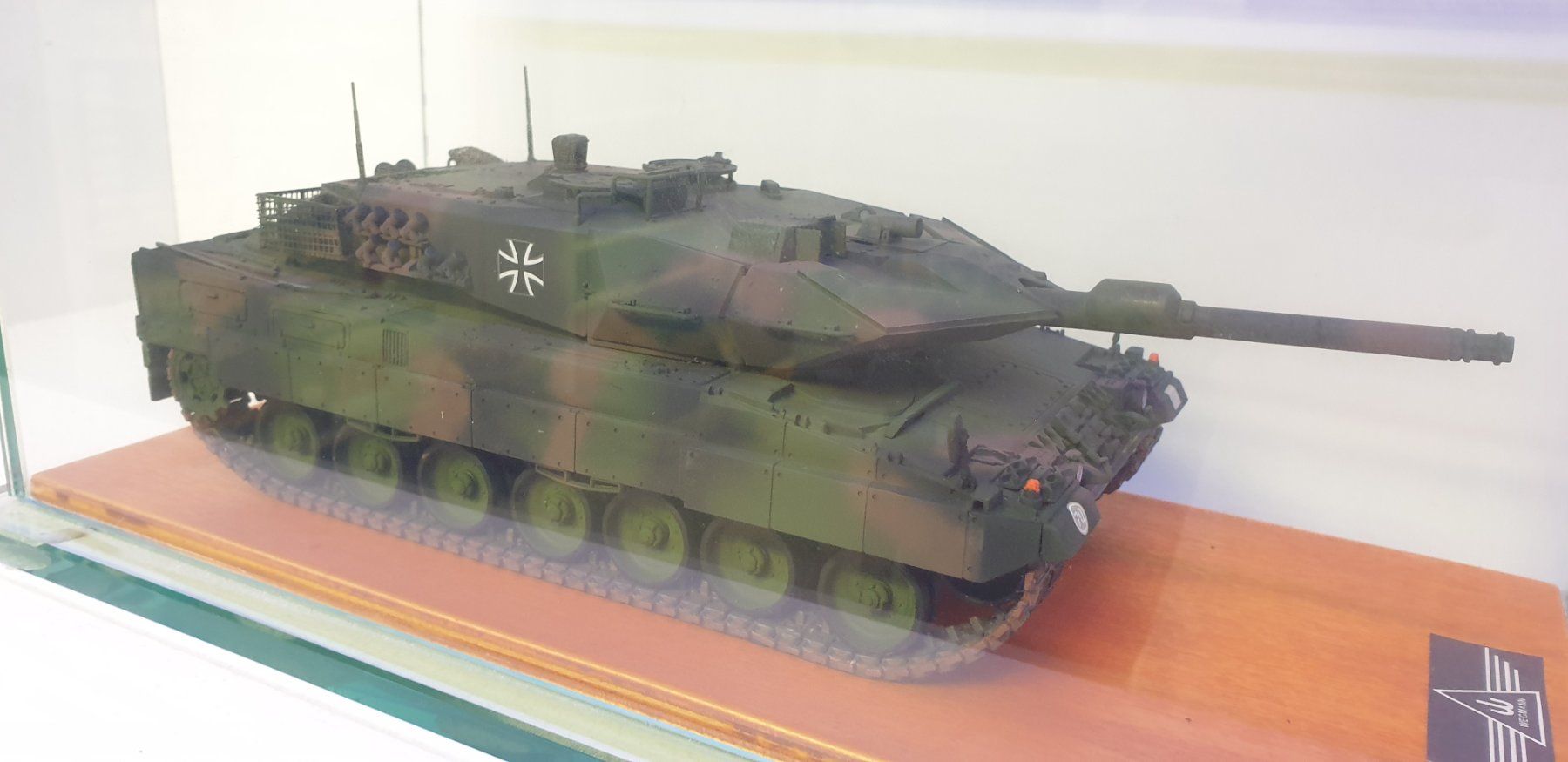 Kit di modellismo & Modellini statici: Modell Panzer Leopard 2A7+ mit Vitrine Top Zustand – Usato da Neuenhof venduto da ludovicco 1