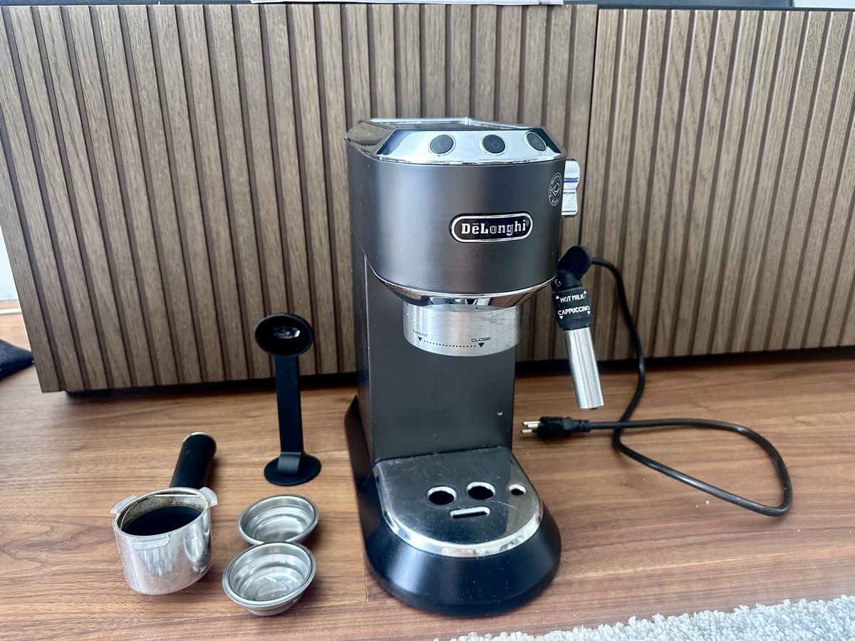 De'Longhi Machines à café & Machines à expresso: DeLonghi Espresso Machine with Accessories Used Condition – D'occasion à Küssnacht am Rigi par Minkijulia