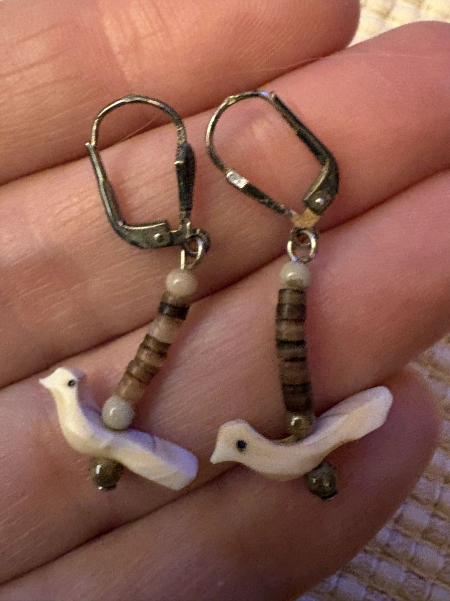 Orecchini pendenti & Orecchini a lobo: Ohrring mit Vogel aus Muschel / Modeschmuck – Usato da Rümlang venduto da euqinom16 1