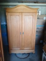 Armoire ancienne en sapin massif, beaucoup d'espace!