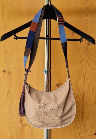 TOM TAILOR Tasche mit Lochmuster und farbigem Taschengurt