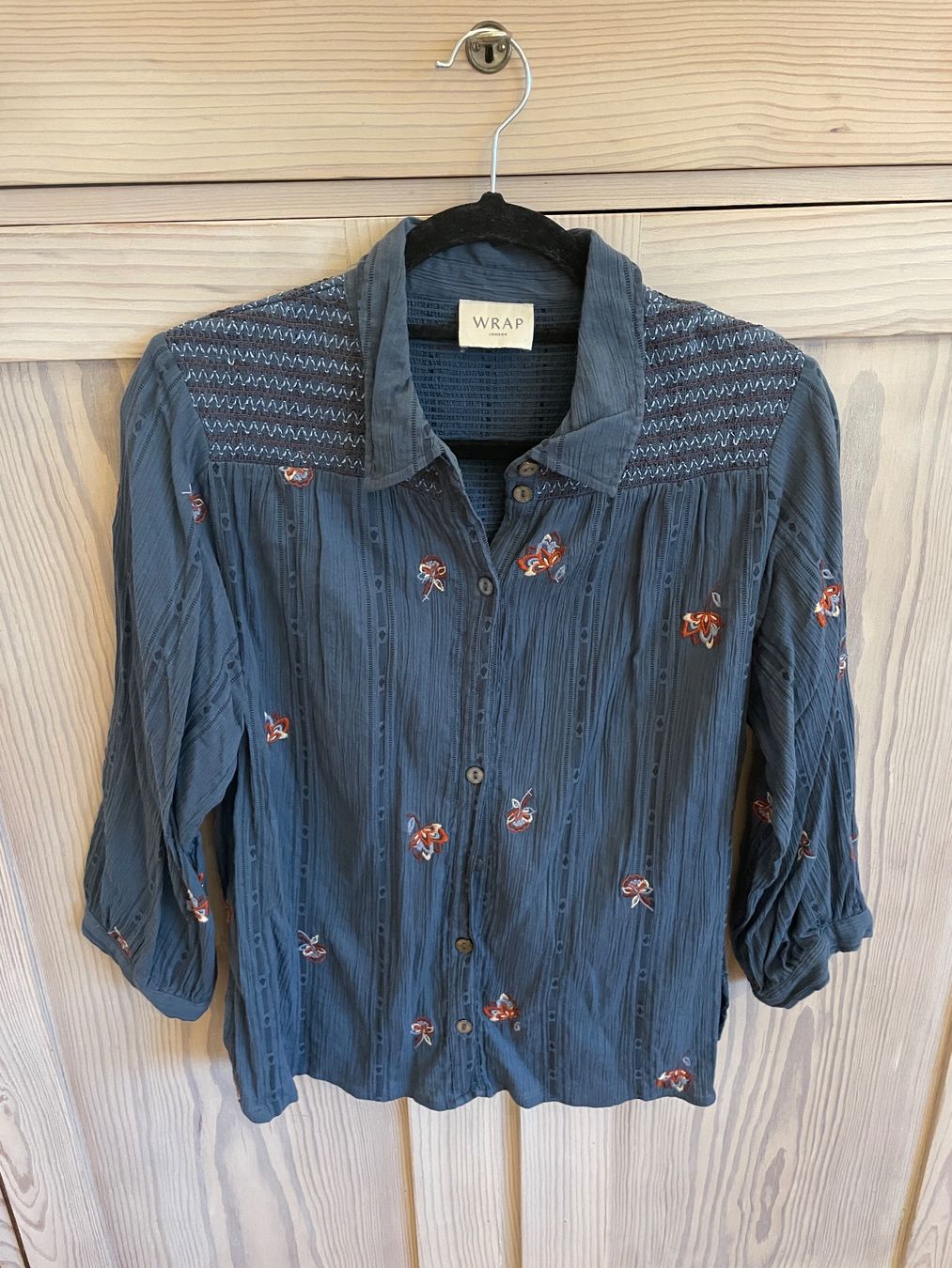 Camicette: Sommerbluse WRAP London,  S, aufgestickte Blumen – Usato da Basel venduto da non_vn79