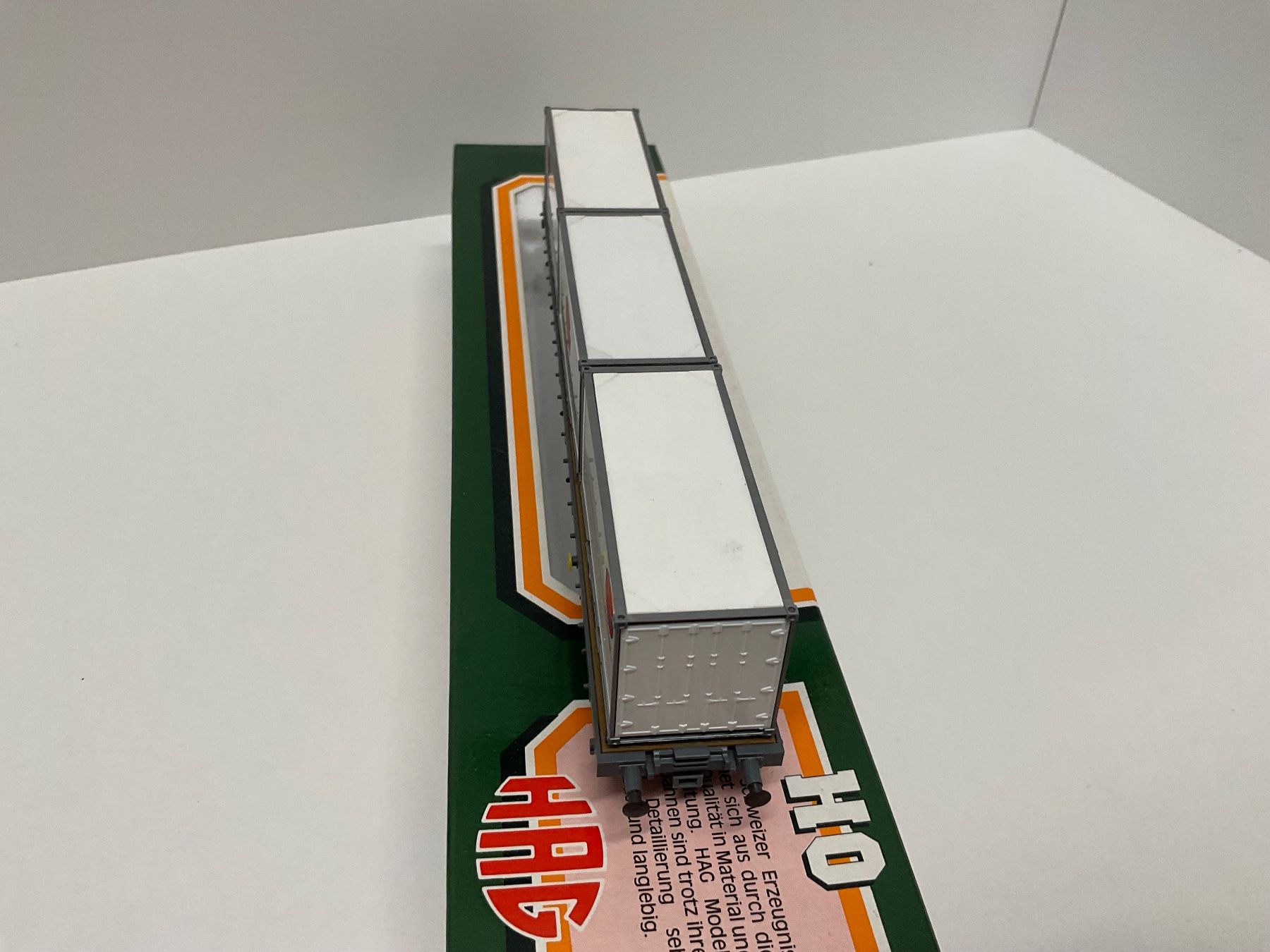Hag Modellini di ferrovie: HAG AC, Güterwagen mit Container,  Verpackung falsch, Besp. – Usato da Chur venduto da Chur75 2