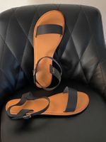 Schwarze Sandale, schick und leicht - neu!