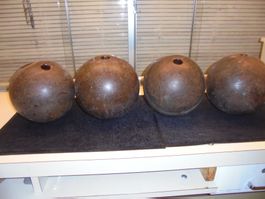 4 div. Bowling / Kegelkugeln ?/ ALT HOLZ/ 8,1/ 8,7/9 Kg.