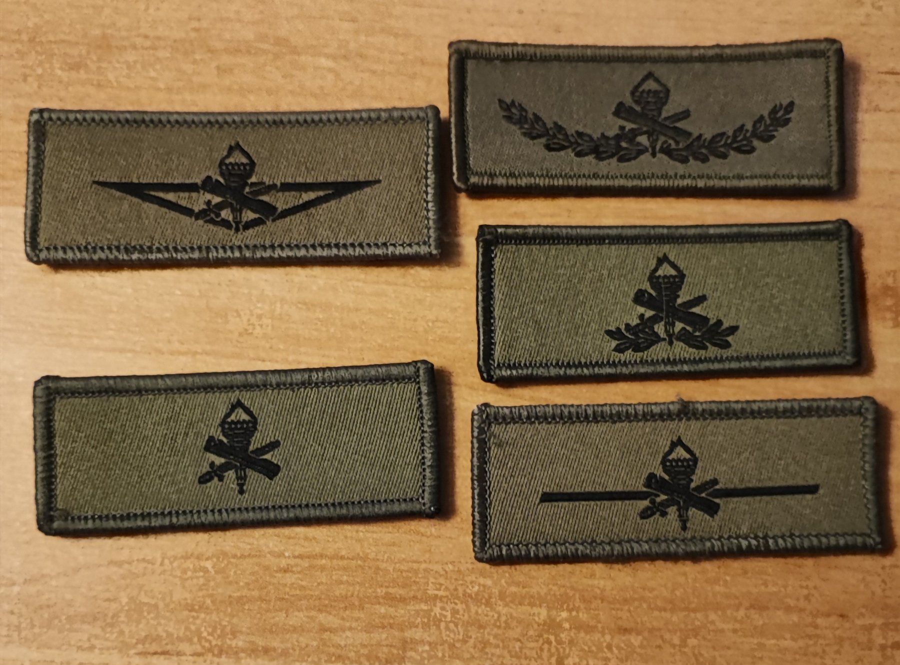 Schweizer Armee Placchette & Badge: 5 insignes armée suisse – Usato da Crans VD venduto da LeSuisse2615