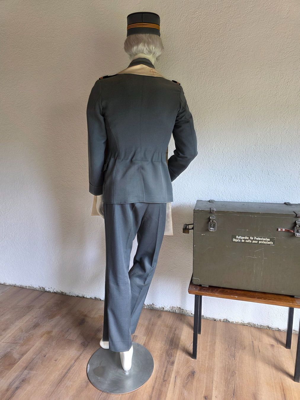 Schweizer Armee Uniformen: CH Armee Uniform Priester / Armeeseelsorger mit Feldaltar – Gebraucht aus Obermumpf von oiskypoisky 3