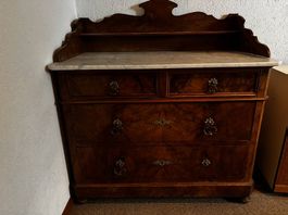  Antike Nussbaum-Kommode mit Marmorplatte  Biedermeier
