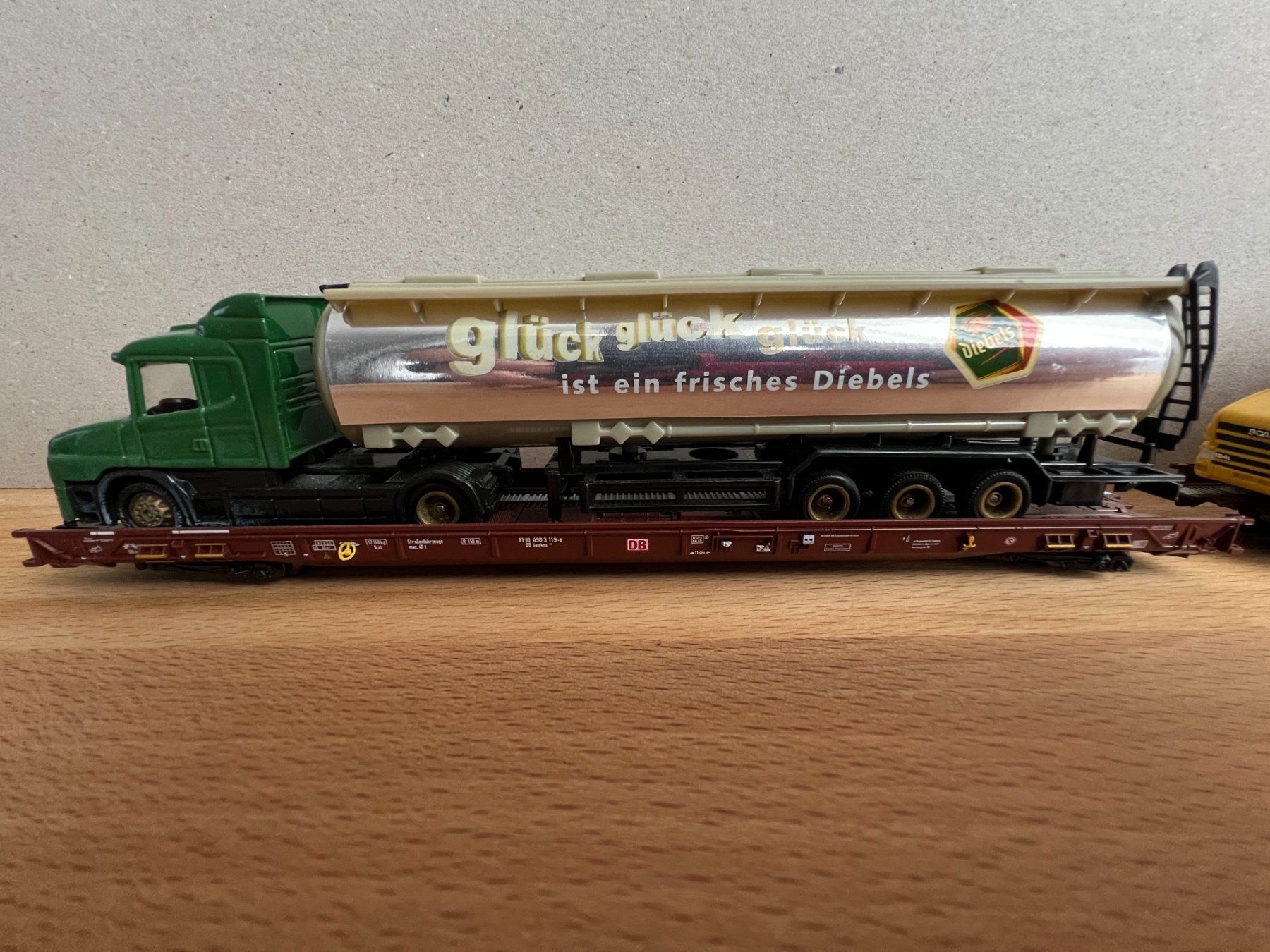 Märklin Modellini di ferrovie: Märklin Hupac Wagen mit div. LKW – Usato da Boswil venduto da Jeffmery 2