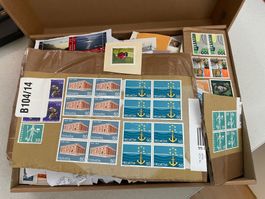 Schachtel Briefmarken CH/Ausl. 1kg