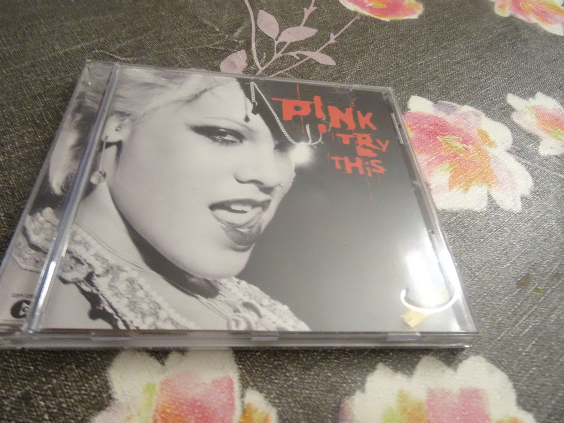 CDs: Pink - Try this CD – Gebraucht aus Olten von Disc-Ausverkauf