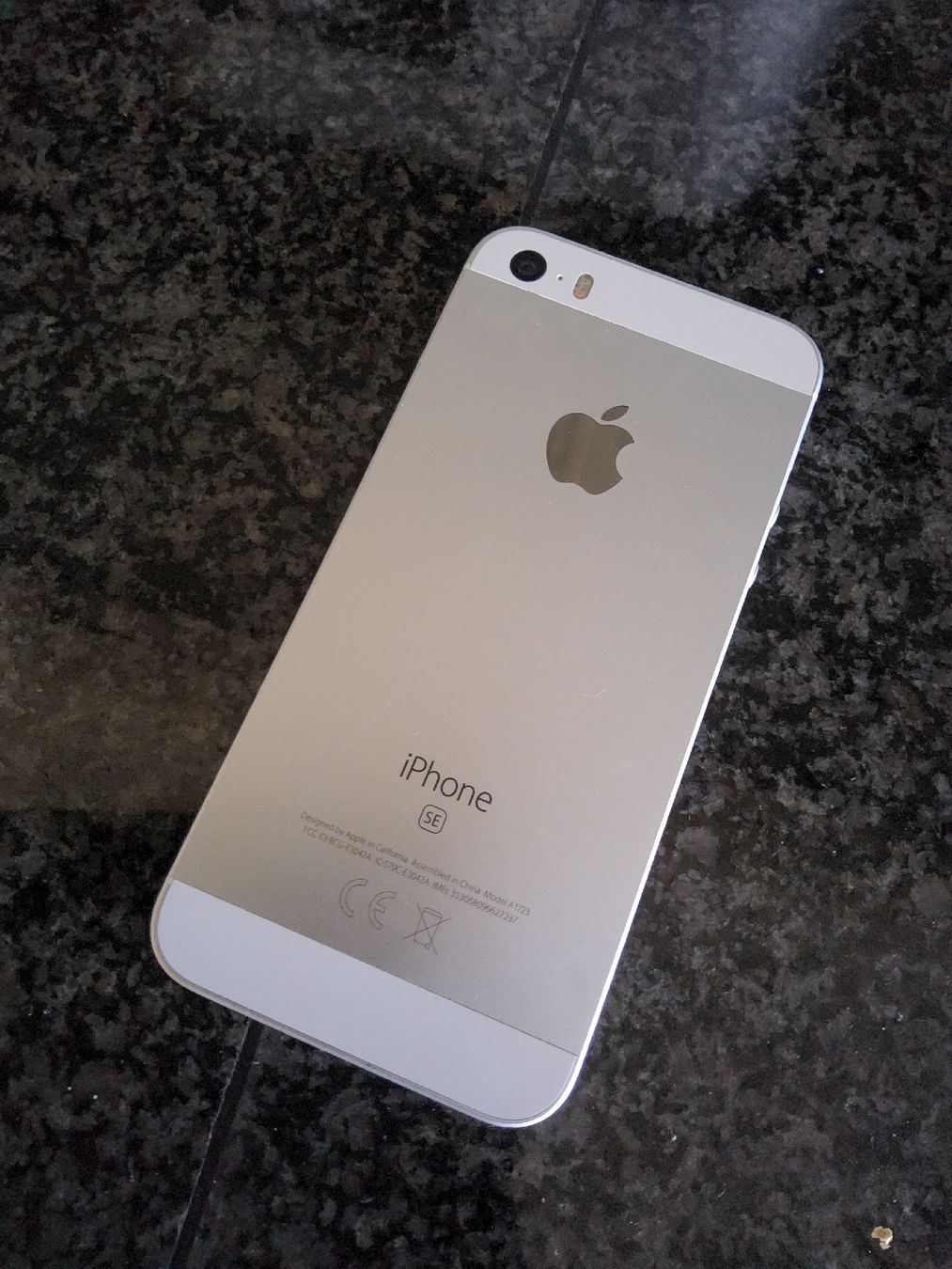 Apple Handys / Smartphones: iPhone SE 1re génération argent bon état 32Go – Gebraucht aus Granges-Paccot von yvanperrenoud 1