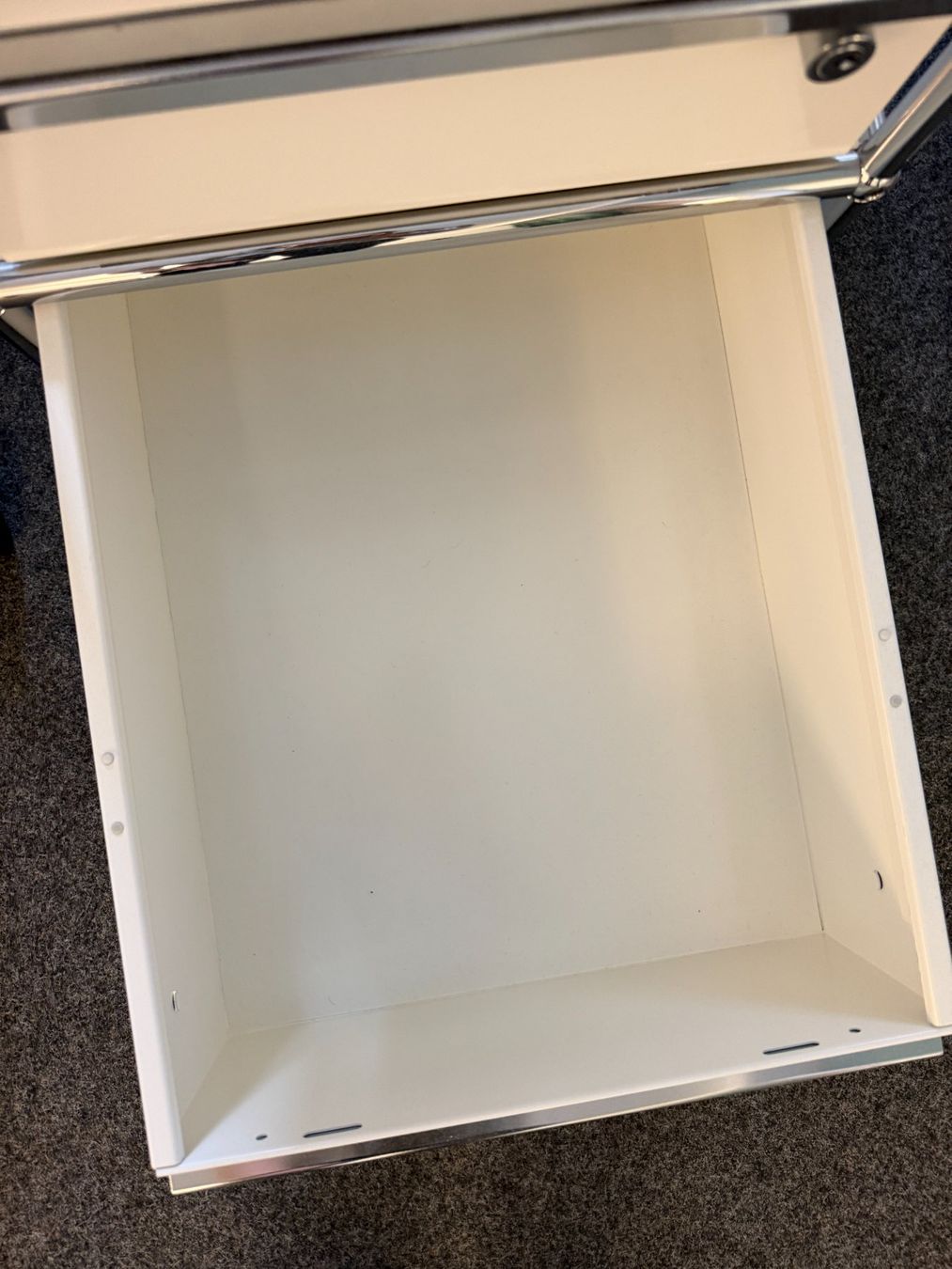USM Banconi: USM Haller Rollcontainer 3 Schubladen weiss gebraucht – Usato da Zürich venduto da Swiss-Property_AG 4