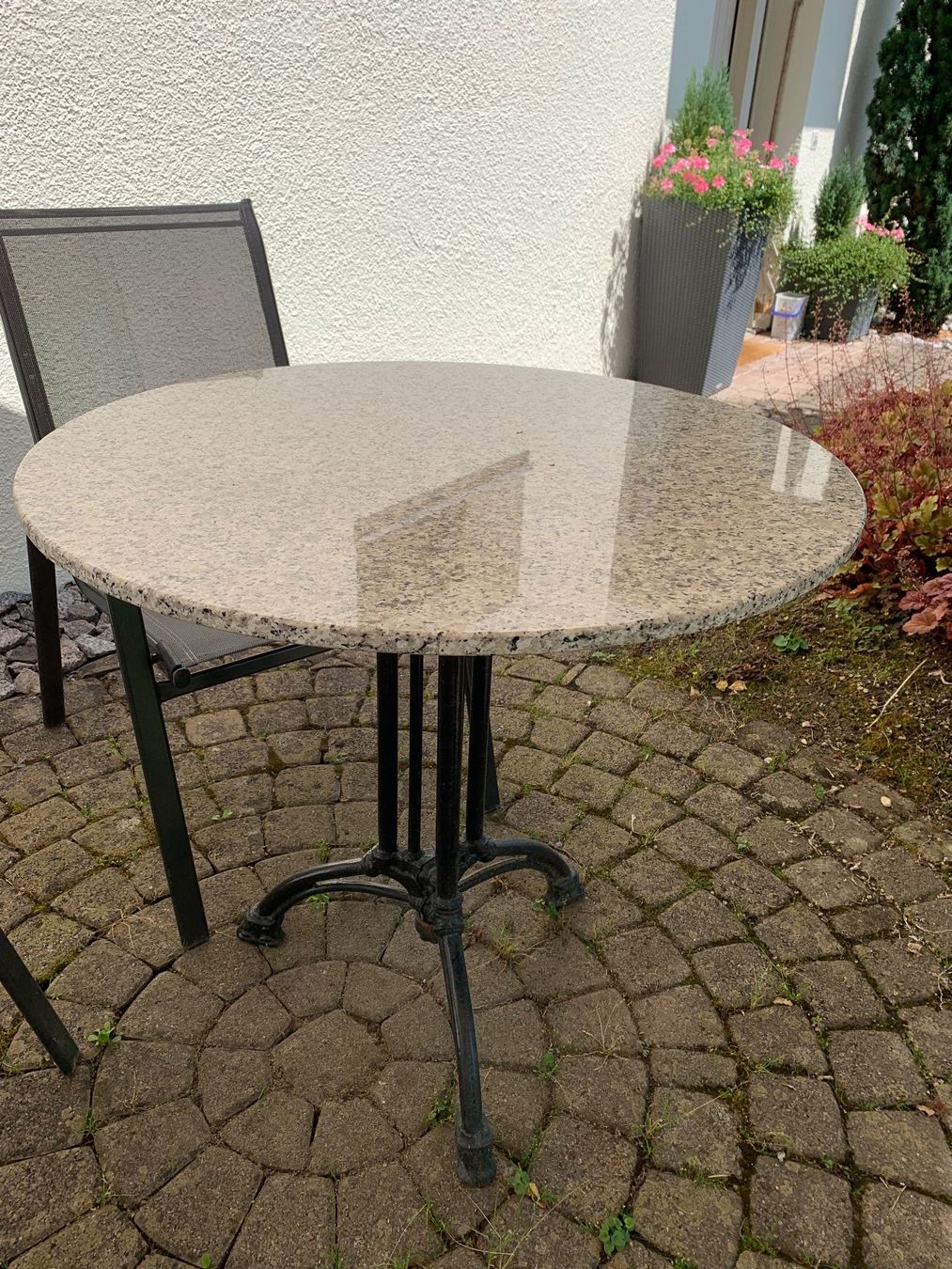 Tables: Gartentisch rund mit Steinplatte – D'occasion à Birr par Lotus23