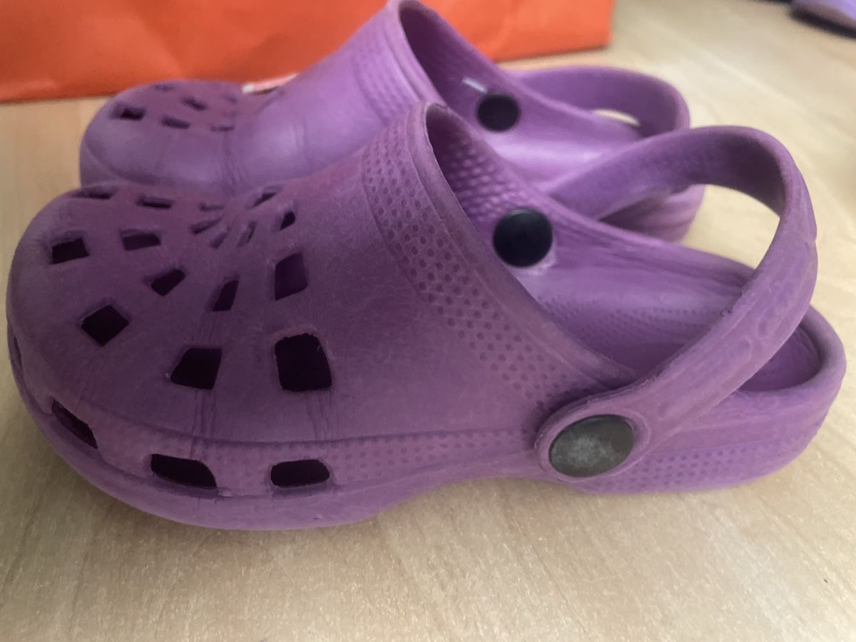 Scarpe per ragazze: Clogs/Sandalen Gr.28 lila Mädchen mit 2Anhängern – Usato da Obergerlafingen venduto da cabo4