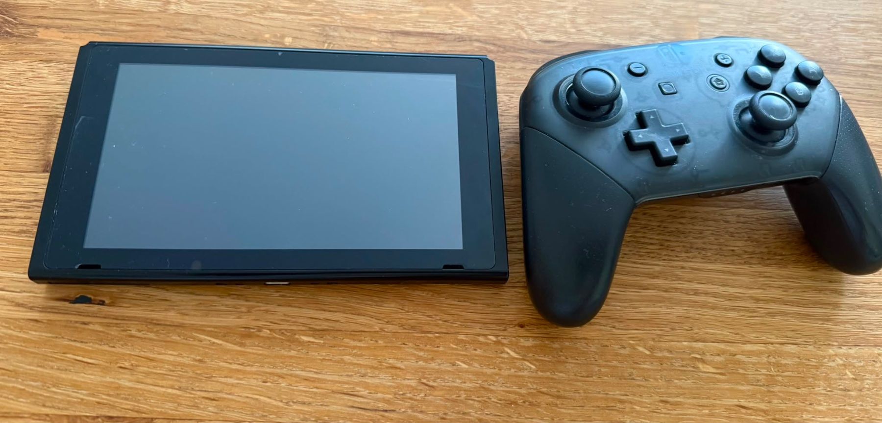 Nintendo Consoles: Nintendo Switch Bundle + Pro Controller + 5 Spiele + – D'occasion à Oberweningen par Achille.3 6