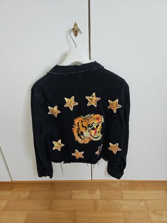 Tolle Jeansjacke mit Tiger und Sterne, Grösse M!