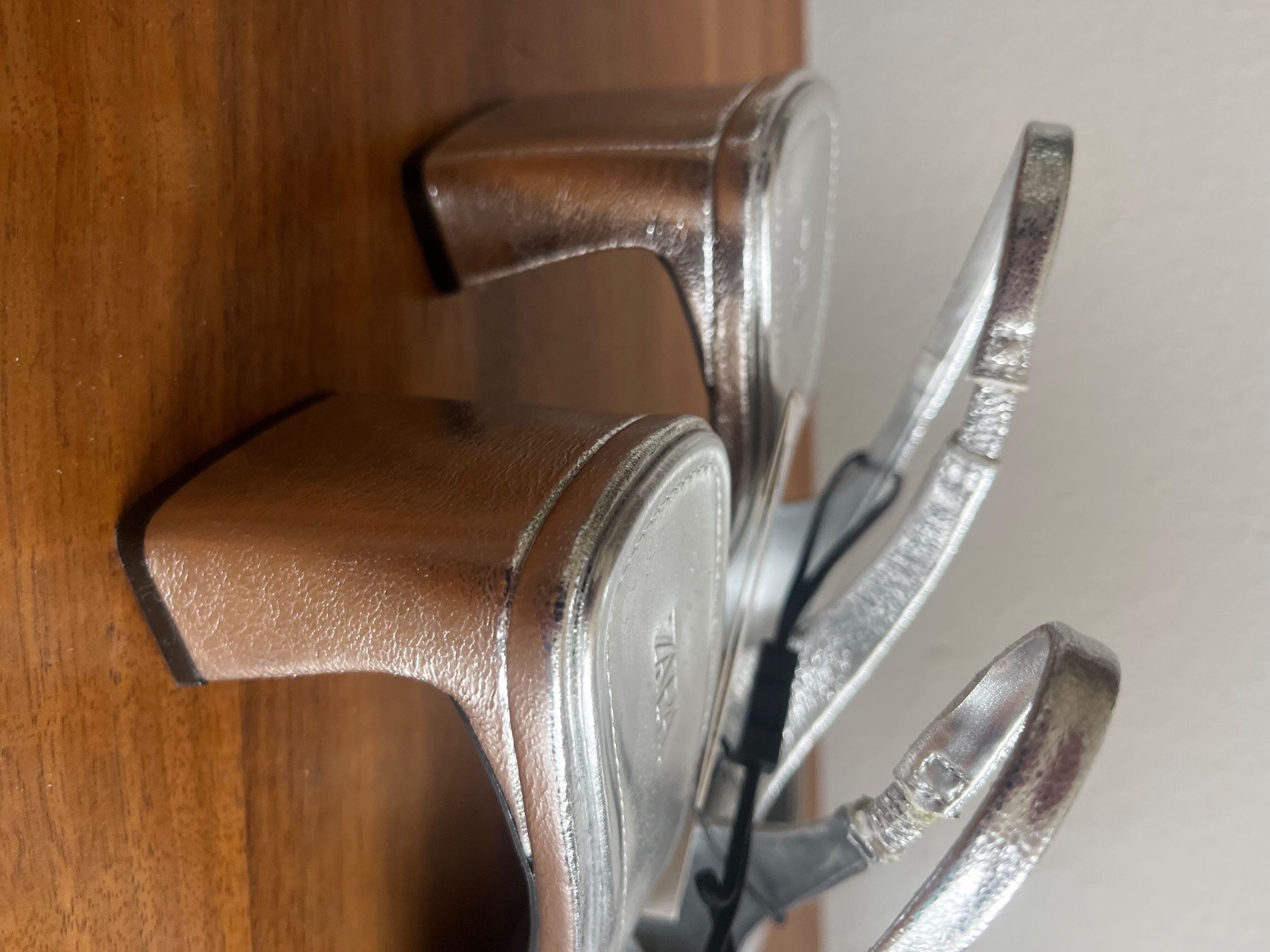 Zara Damenschuhe: Zara Silver Slingback Heels, New With Tags, Size 38 – Gebraucht aus Zürich von kleinesgrau 2