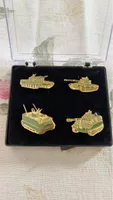 Lot de 4 pins militaires Suisse chars tanks comme neuf