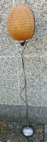Moderne Stehlampe mit Bambus-/Rattan-Schirm – neu und voll 
