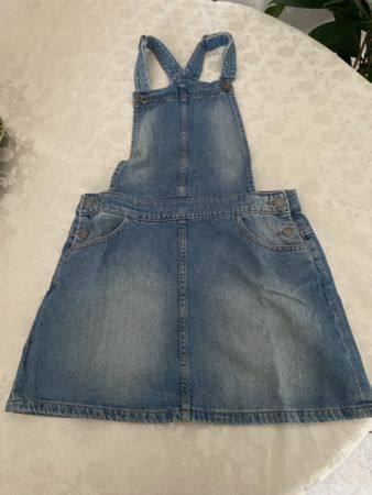 Une salopette jupe (BENETTON)