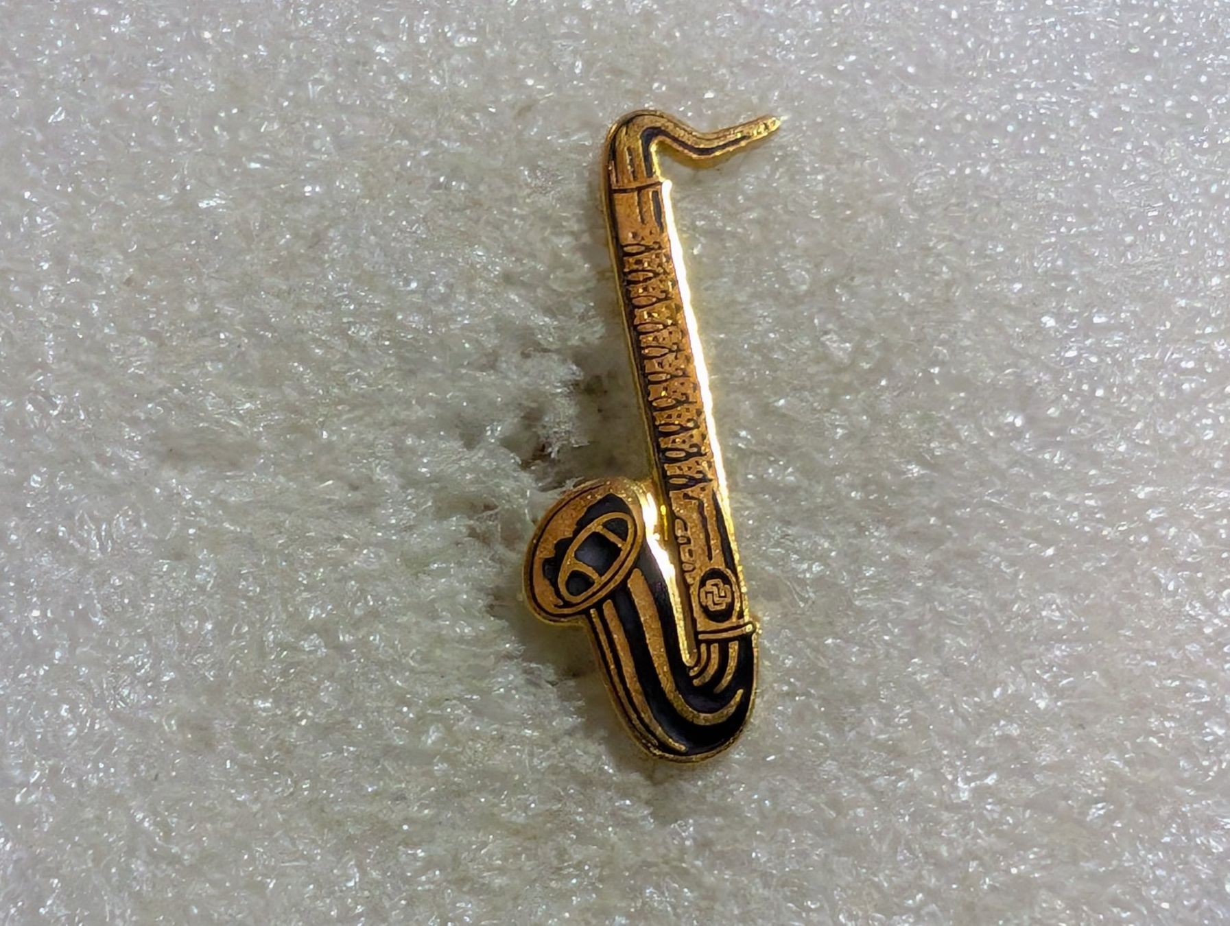 Placchette & Badge: Ansteckpin 73: Saxophone – Usato da Oppligen venduto da Pin-Fall-Shop