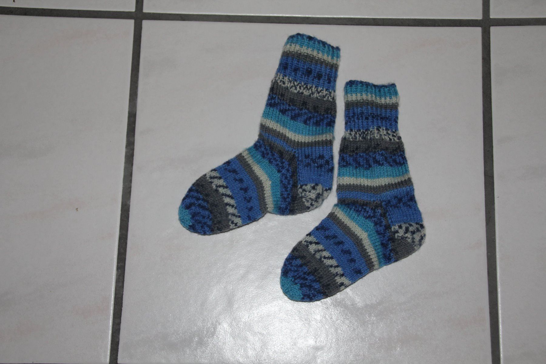Calze per bambini: Handgestrickte Kindersocken Grösse 24 – Nuovo e nell'imballaggio originale da Wallenwil venduto da Sahron