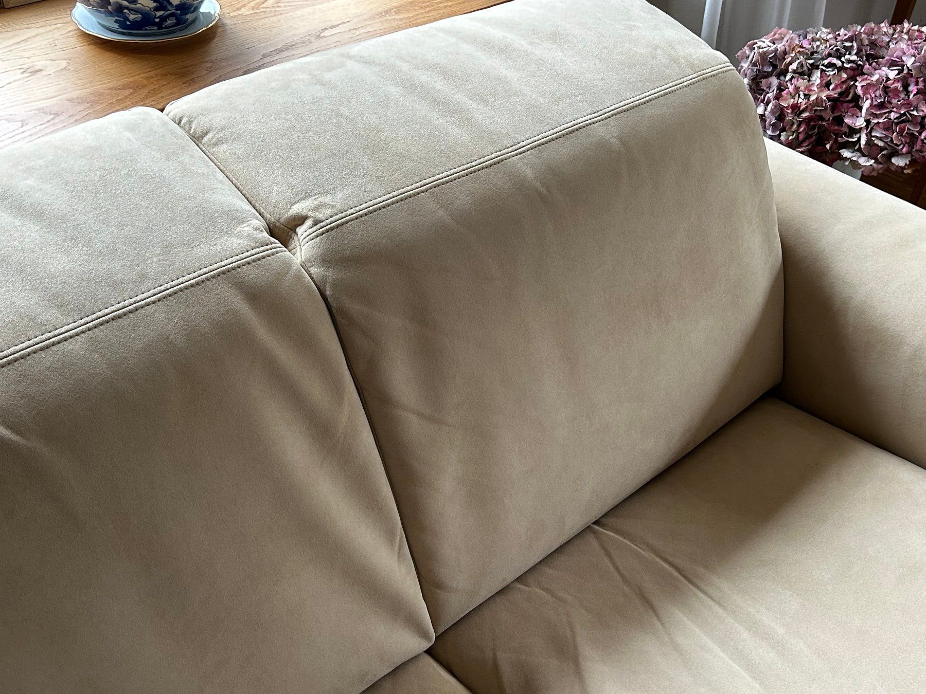 Natuzzi Divani: Sofa Alcantara Farbe sand – Usato da Winterthur venduto da eherundweg 1